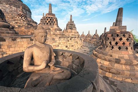  Borobudur 숭배의 연금: 시간과 공간을 초월하는 불교 예술의 환상!